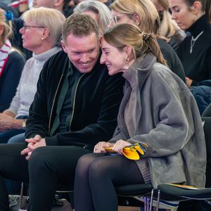 Julian Nagelsmann und seine Lena turteln bei Basketballspiel