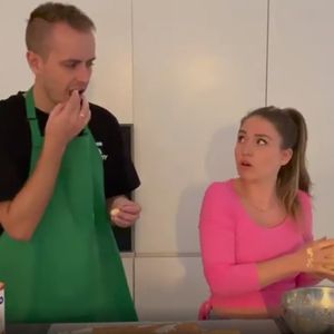 Julian und Bibi Claßen zanken sich beim Plätzchenbacken