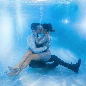 Komplett gestylt! Cooles Unterwasserfoto von Bibi und Julian