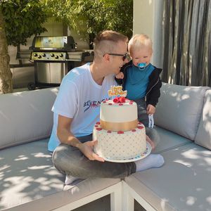 Mit Torte: So süß überrascht Lio Papa Julian zum Geburtstag