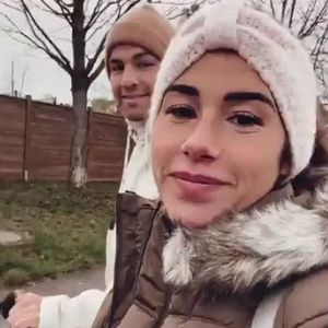 Süß! Sarah und Julian Engels genießen Spaziergang mit Baby