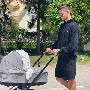 Wie putzig: Hier fährt Julian Weigl seine Tochter spazieren