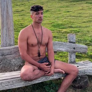 Julian Zietlow entspannt splitterfasernackt in den Bergen