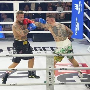 Juliano vs. Tobias: Er gewinnt das erste Fame-Fighting-Duell