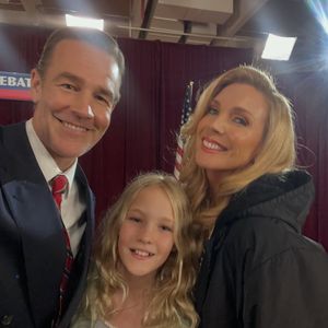 Co-Star teilt Fotos von James Van der Beek am "Elle"-Set