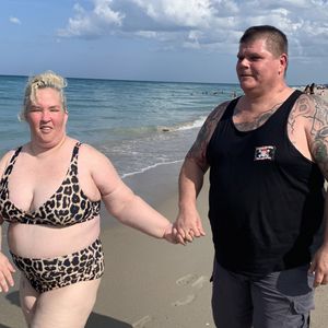 Im Leo-Bikini: June Shannon genießt Strandausflug mit Freund