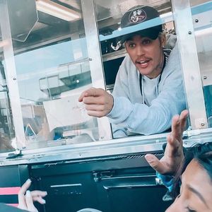 Neuer Job? Hier hilft Justin Bieber in einem Food-Truck aus!
