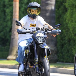 Welcher Megastar cruist hier so lässig durch Beverly Hills?