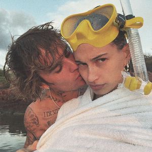 Keine Privatsphäre: Hailey Bieber fand erstes Ehejahr schwer