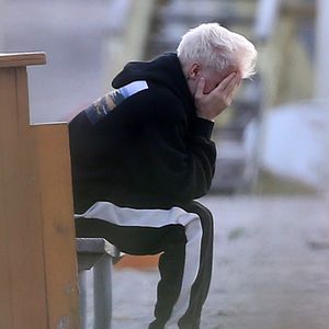 Völlig aufgelöst am Strand! Was ist mit Justin Bieber los?