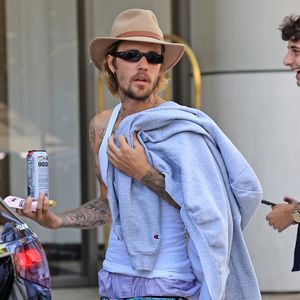 Ohne Hailey: Justin Bieber in schrägem Cowboy-Look unterwegs