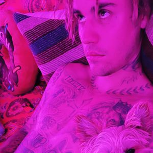 Oberkörperfrei: Justin Bieber kuschelt mit seinem Hund