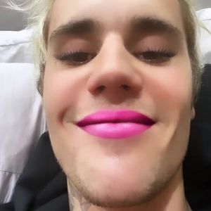 Was ist da los? Justin Bieber mit Lipgloss und Fake-Lashes
