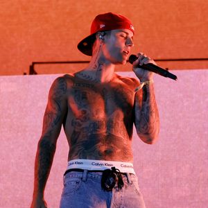 Hot! Justin Bieber steht oben ohne auf der Coachella-Bühne