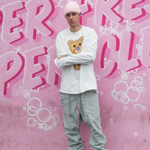 Mit Fellmütze und oben ohne: Der Biebs verzaubert die Fans!