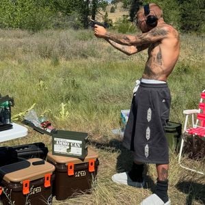 Männerausflug: Justin Bieber präsentiert sich am Schießstand