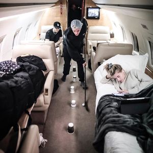 In luftigen Höhen: Justin Bieber spielt im Privatjet Hockey