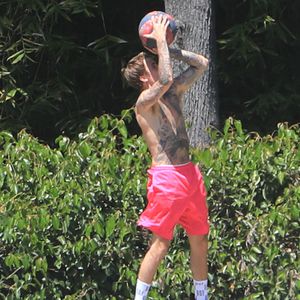 Heiß: Justin Bieber zeigt Muskel-Body beim Basketball