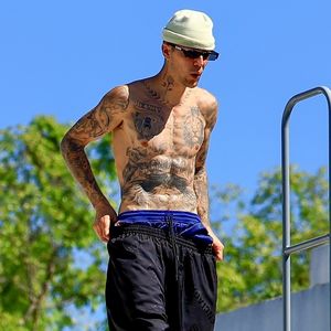 Justin Bieber klettert oberkörperfrei auf einem Dach herum