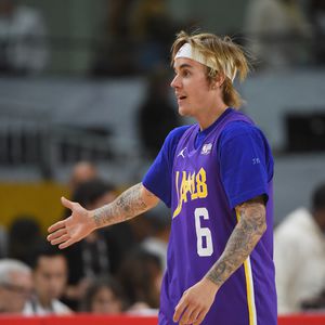 Witzig: Justin trägt ein Shirt mit Drew-Barrymore-Aufdruck