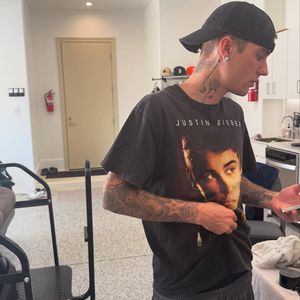 Justin Bieber trägt sein eigenes Gesicht auf seinem T-Shirt