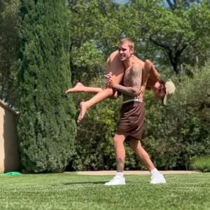 Justin Bieber trägt seine Liebste Hailey Bieber auf Händen