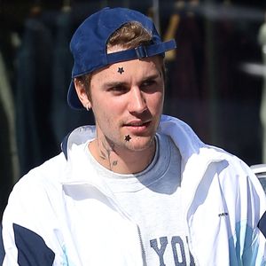 Trendy? Justin Bieber trägt Sternchen-Sticker im Gesicht