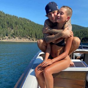 Hottes Paar! Hier kuschelt sich Justin an seine Frau Hailey