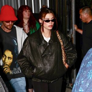 Wegen Gottesdienst: Hailey Bieber versteckt ihren Babybauch!