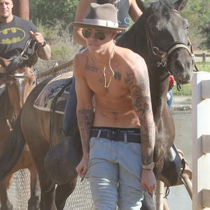 Rassismus-Clip: Russell Brand & Whoopi pro Biebs!