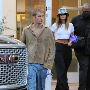 Nach Babygerüchten: Model Hailey Bieber zeigt sich bauchfrei