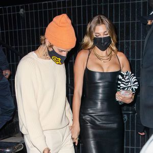 In hautengem Leder-Outfit: Hailey Bieber zeigt, was sie hat!