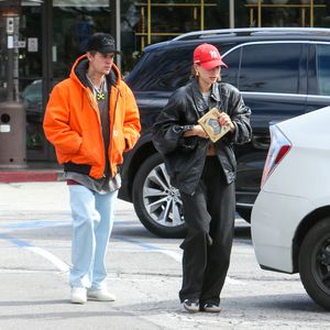 Nach Drohungen: Hailey Bieber mit trauriger Miene gesichtet!