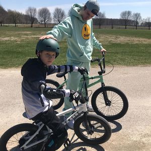 Quality-Time: Justin Bieber zeigt seinem Bruder BMX-Tricks