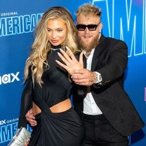 Jutta und Jake Paul präsentieren Verlobungsring bei Premiere