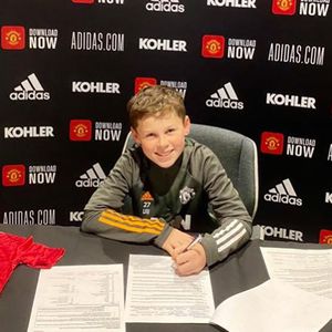 Kai Rooney unterschreibt den Vertrag bei Manchester United