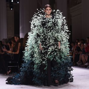 Ausgefallener Baum-Look: So cool läuft Kaia über Catwalk