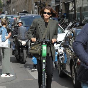Lässig! Kaia Gerber düst mit E-Scooter zu Fashion-Week-Shows