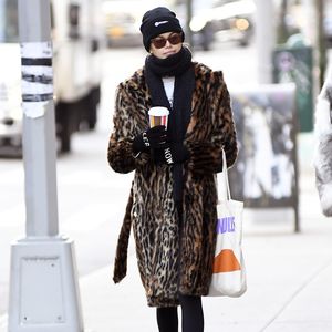 Dick eingekuschelt: Welches Model schlendert hier durch NYC?