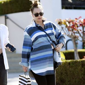 Schwangere Kaley Cuoco zeigt ihr Bäuchlein beim Einkaufen