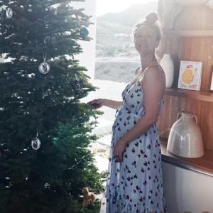 Schwangere Kaley Cuoco und Tom posieren als happy Family