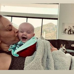 Wie süß: Kaley Cuoco knutscht lachendes Töchterchen Matilda