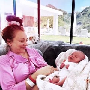 Kuschelzeit! Kaley Cuoco schwebt im völligen Familienglück