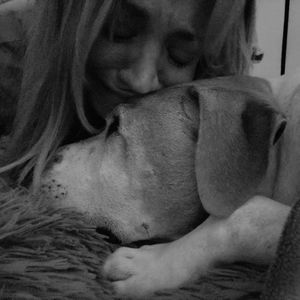 "Du warst meine Welt": Kaley Cuoco trauert um ihren Hund