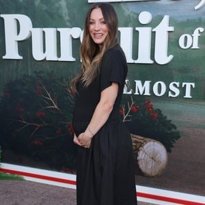Kaley Cuoco zeigt erstmals ihren Babybauch auf Red Carpet