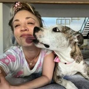 Kaley Cuoco musste ihren Hund Shirley vor dessen Tod abgeben