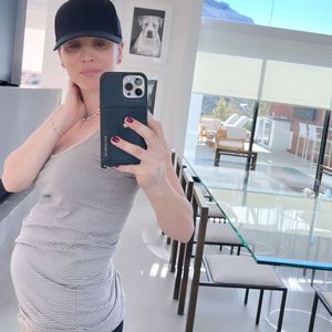 Die Hälfte geschafft: Kaley Cuoco postet neue Babybauchfotos