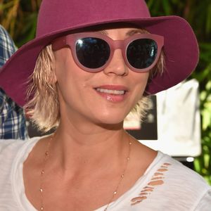 Ohne Ehering gesichtet: Kaley Cuoco strahlt nach Trennung