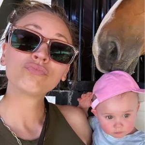 Kaley Cuoco zeigt stolz Tochter Matilda auf ihrem neuen Pony