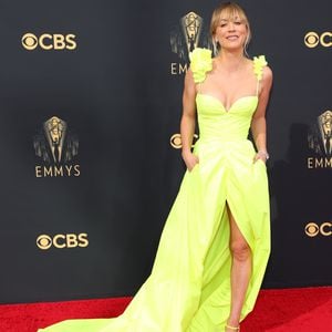 Kurz nach Ehe-Aus: Kaley Cuoco strahlt in Neon bei den Emmys